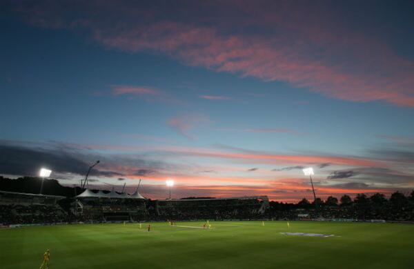 Atardecer durante el juego internacional de cricket entre Inglaterra y Australia en el Rose Bowl en Southampton, Inglaterra. (AP)