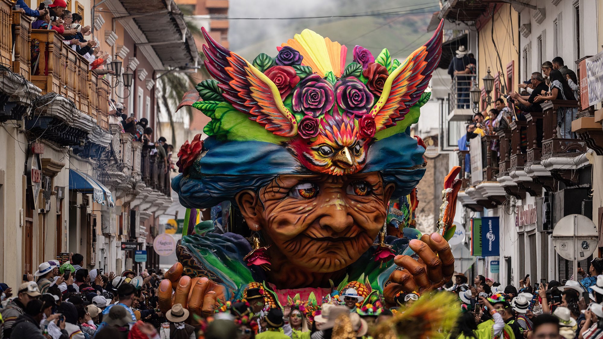 Los juerguistas participan en el Carnaval de Blancos y Negros, reconocido por la Unesco como Patrimonio Cultural Inmaterial, en Pasto, Colombia. Martes 6 de enero de 2026.