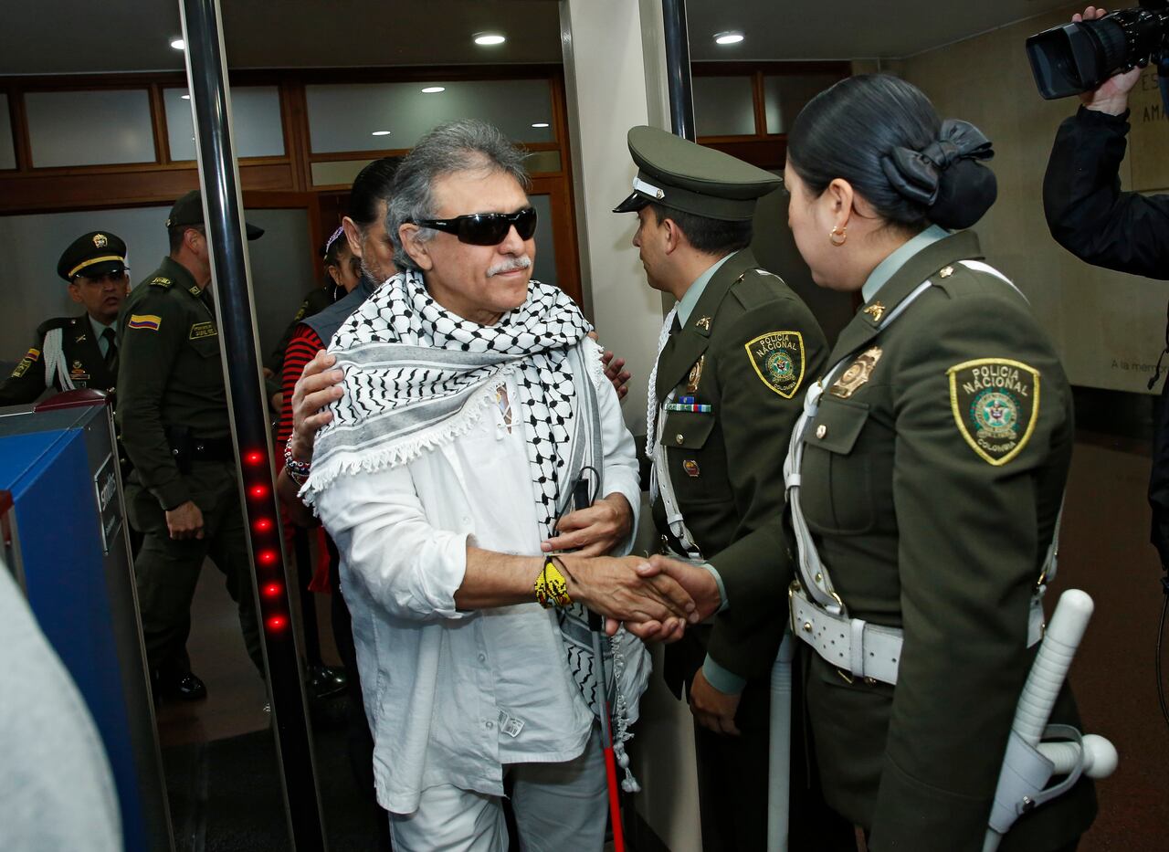 Zeuxis Pausias Hernández Solarte
alias Jesús Santrich se notifico en la Corte Suprema de Justicia, el alto tribunal que lo está investigando por concierto para delinquir y por narcotráfico. Allí, sus abogados manifestaron la disposición de su defendido a comparecer en el proceso que se le sigue
Bogota junio 11 2019