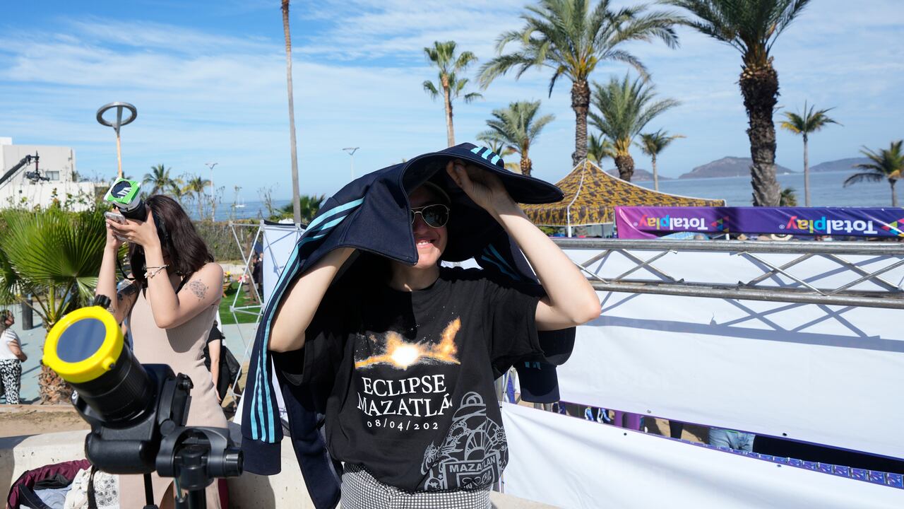 La gente se prepara para fotografiar un eclipse solar total en Mazatlán, México, el lunes 8 de abril de 2024.