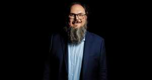 DeWall es psicólogo de la Universidad de Kentucky y lleva varios años investigando sobre felicidad, paz y bienestar.