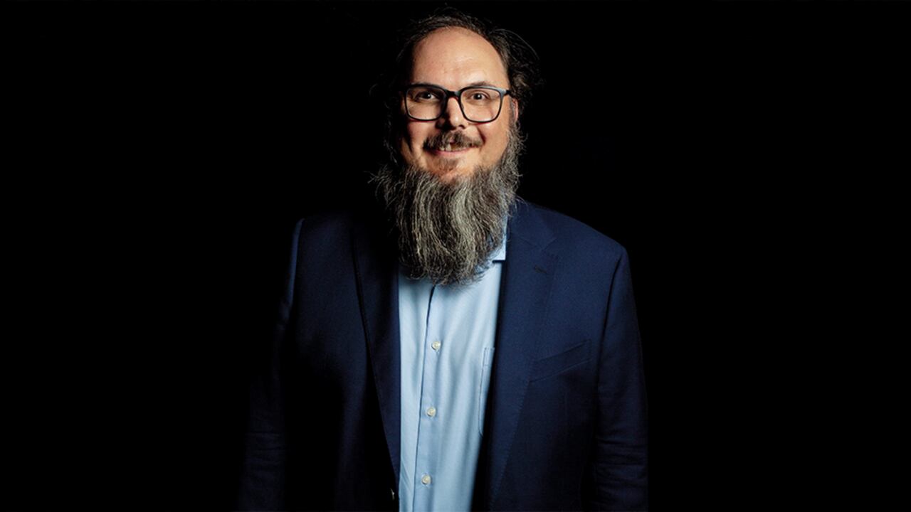 DeWall es psicólogo de la Universidad de Kentucky y lleva varios años investigando sobre felicidad, paz y bienestar.