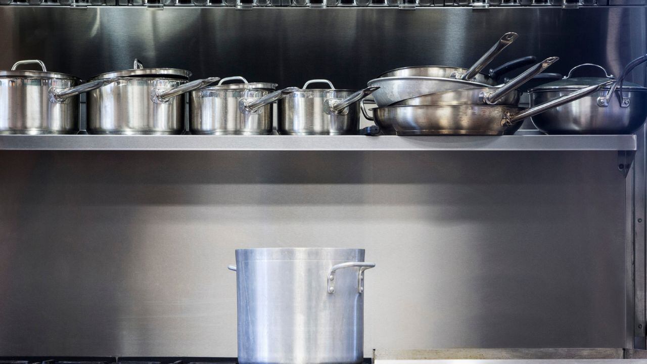 Truco para mantener las ollas brillantes.