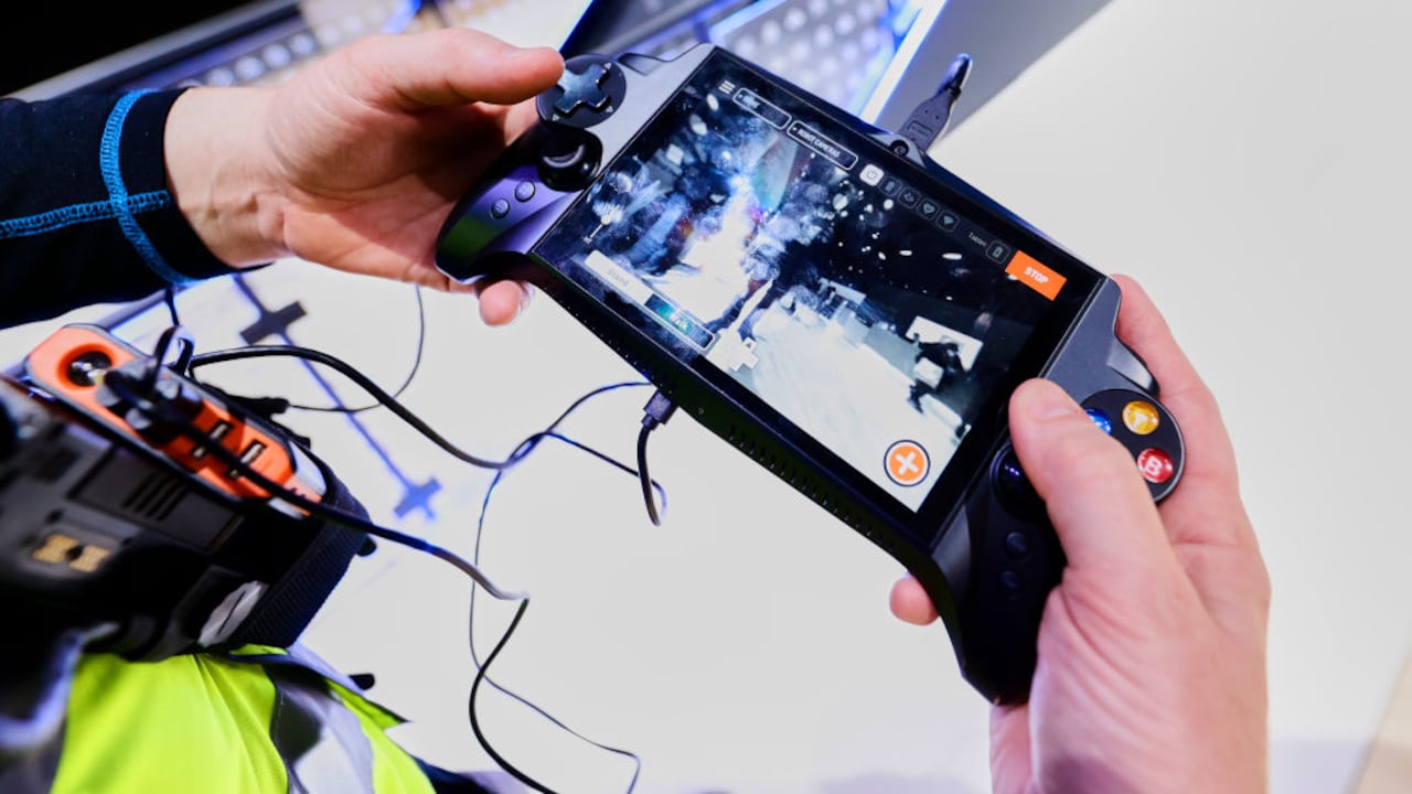 El controlador de tableta Spot, un dispositivo que permite controlar de forma remota el robot de cuatro patas insignia de Boston Dynamics y uno de los robots más avanzados a nivel mundial, se muestra en el stand de IBM durante el Mobile World Congress (MWC), la mayor feria del mundo centrada en dispositivos móviles, 5G, IOT, AI y big data, el 3 de marzo de 2022 en Barcelona, España.
(Photo by Joan Cros/NurPhoto via Getty Images)