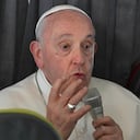 El papa Francisco habla con los periodistas durante una conferencia de prensa a bordo del avión rumbo a Roma el domingo 6 de agosto de 2023, luego de que concluyó en Lisboa la 37ma Jornada Mundial de la Juventud. (Maurizio Brambatti/Foto compartida vía AP)