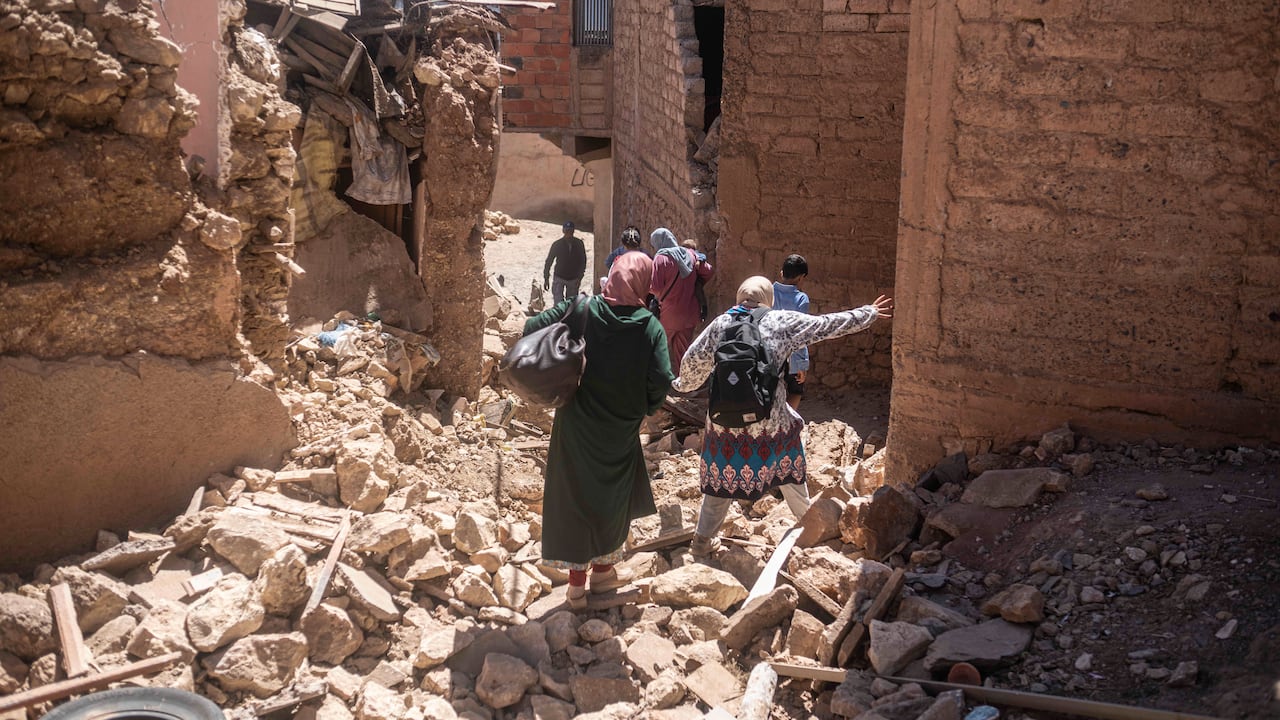 Residentes huyen de sus hogares luego de un sismo en la aldea Moulay Brahim, cerca del epicentro del terremoto, en las afueras de Marrakech, Marruecos, el sábado 9 de septiembre de 2023. (AP Foto/Mosa'ab Elshamy)