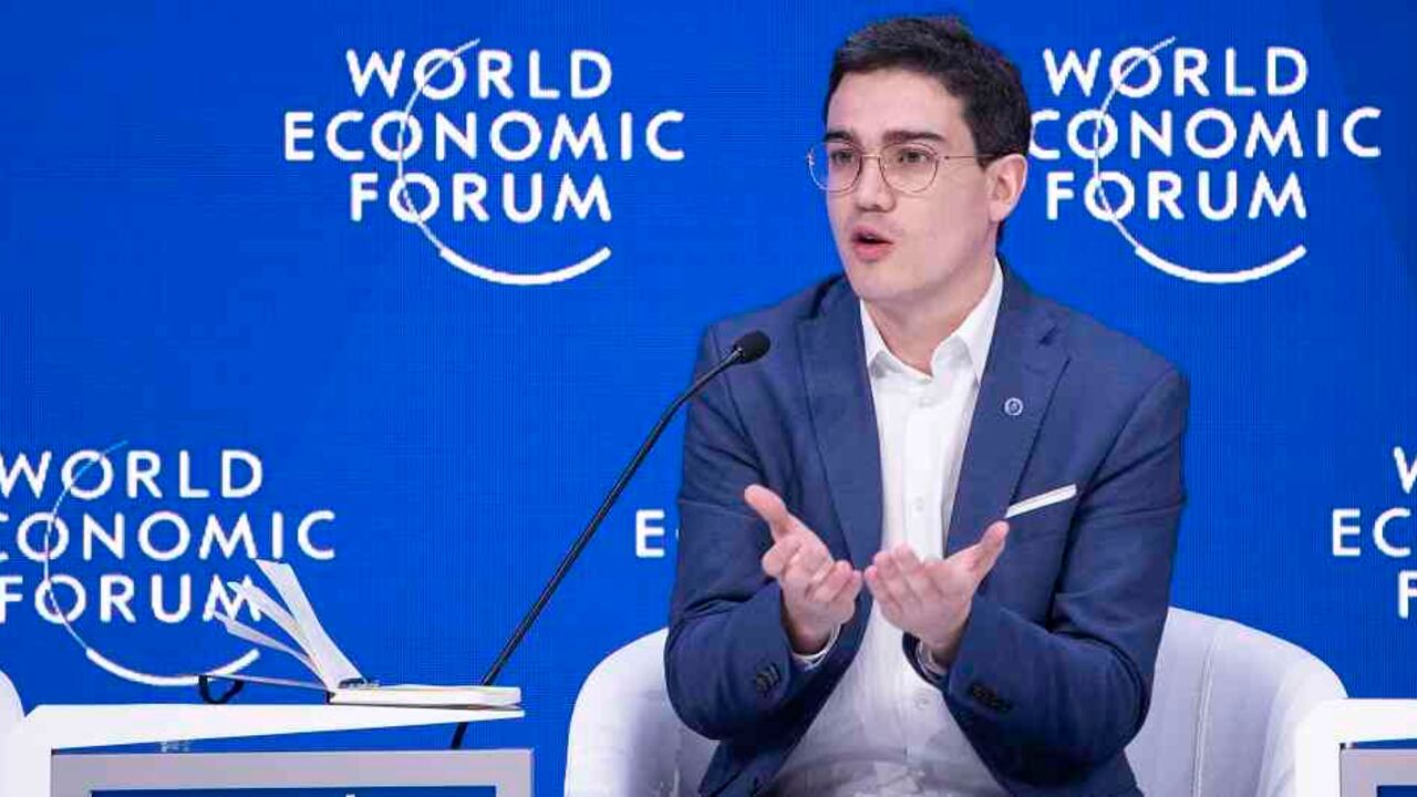 Juan David Aristizábal en una de las discusiones del Foro Económico Mundial.