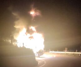Bus de transporte público fue quemado.