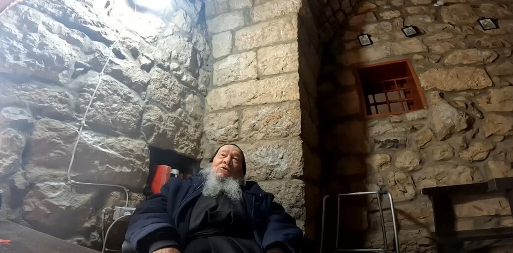 Increíble: 88 años, 23 solo: el sacerdote colombiano que vive aislado del mundo