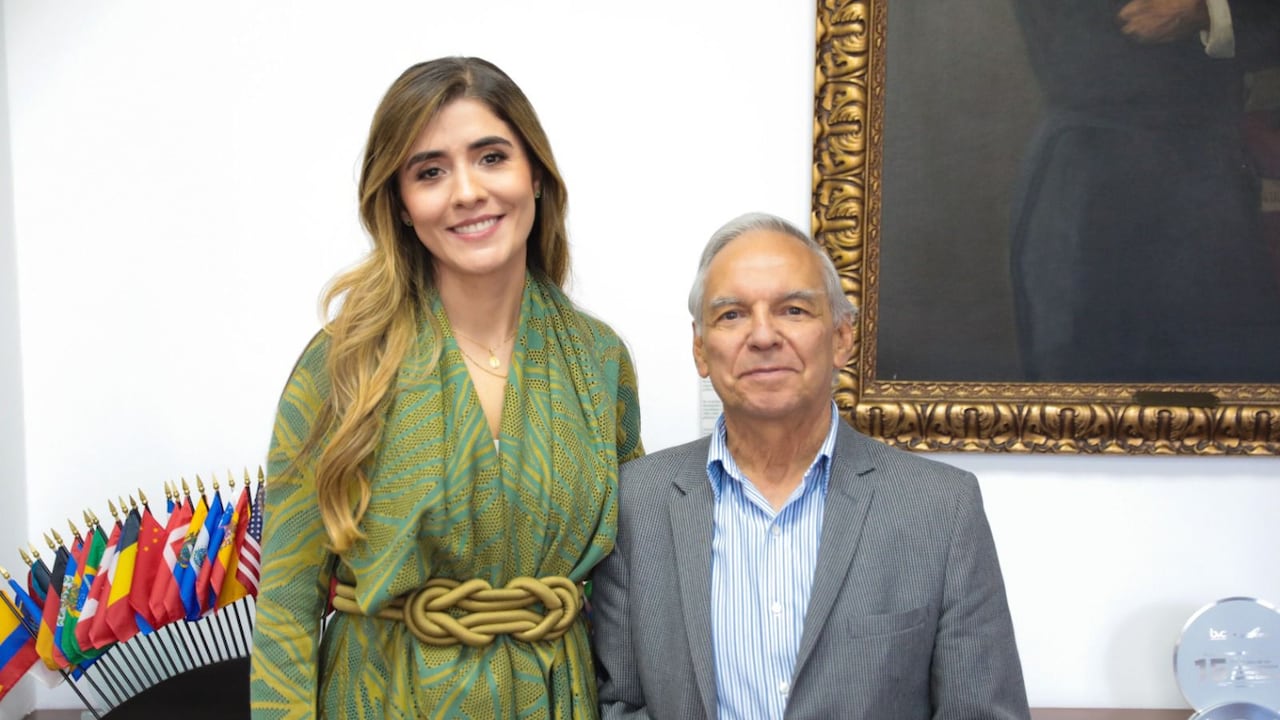 Laura Roa, nueva presidenta del Fondo Nacional del Ahorra, junto con el ministro de Hacienda Ricardo Bonilla.