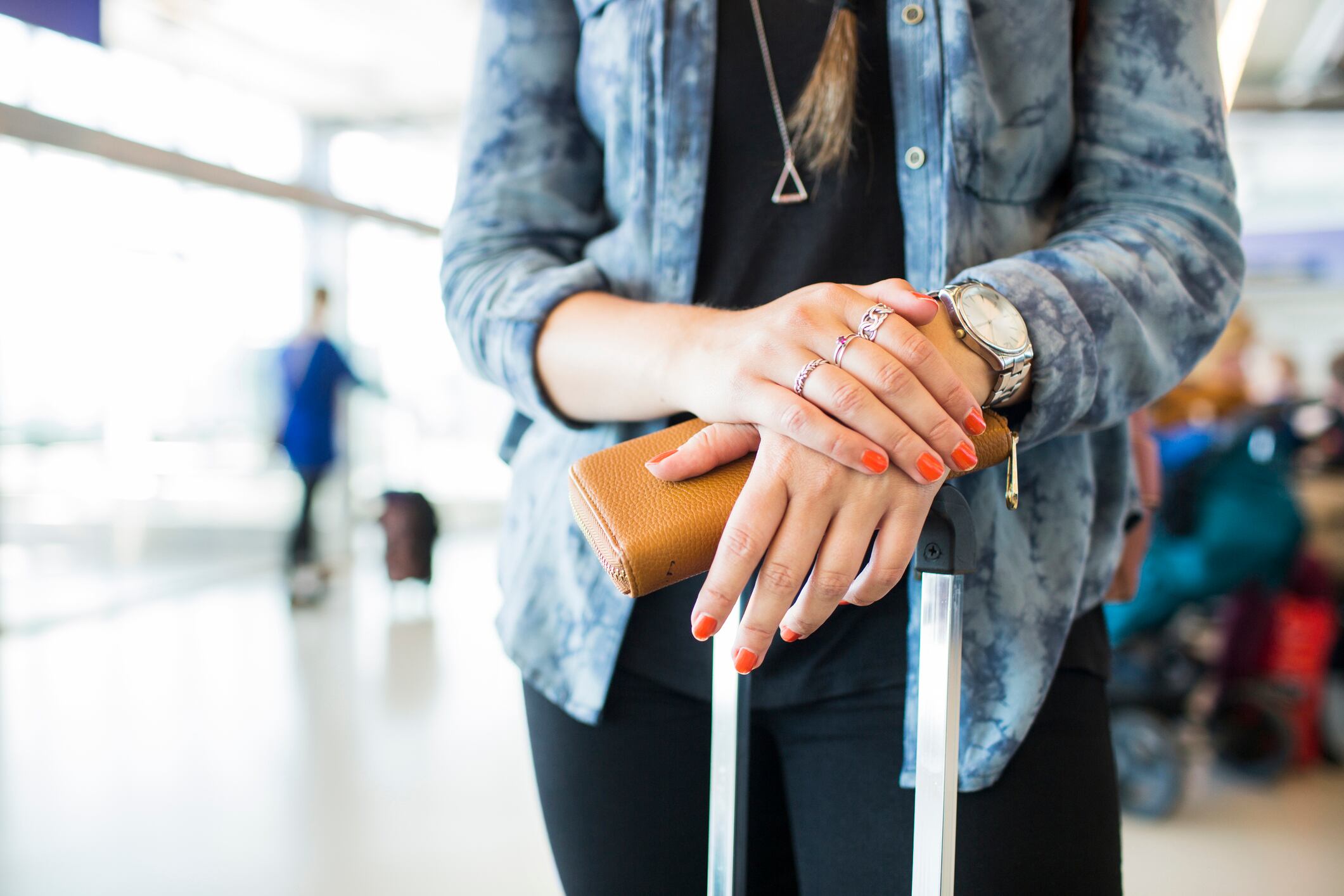Mujer viajando con joyas