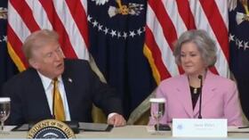 Foto de Donald Trump y Sisie Wiles. La jefa de gabinete de la Casa Blancacontinuará cumpliendo sus funciones mientras recibe tratamiento médico, según informó el presidente Trump.