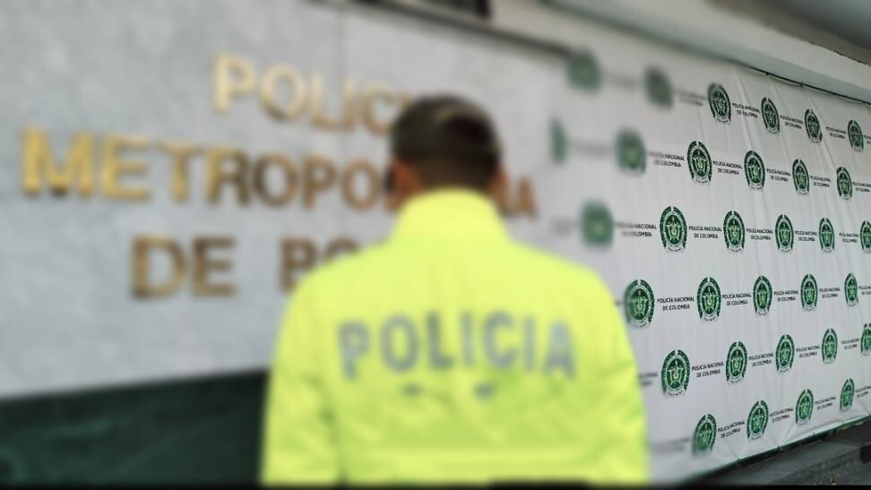 Policía de espaldas.