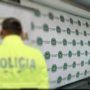 Policía de espaldas.