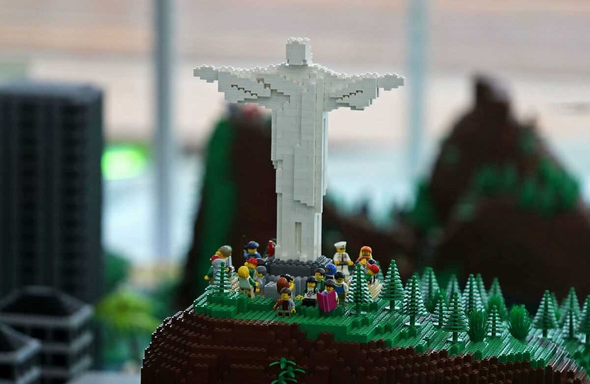 El Cristo Redentor en el cerro del Corcovado, el Pao de Azúcar, el Parque Olímpico, el estadio Maracaná y el Museo del Mañana son algunos de los monumentos visibles. EFE/Fernando Maia