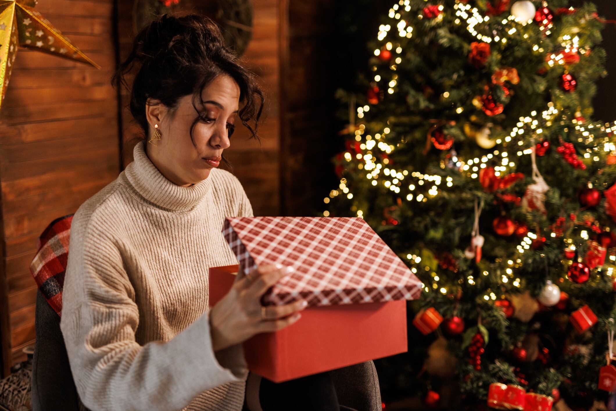 En diciembre, cuando la mayoría espera recibir obsequios nuevos y cuidadosamente elegidos, optar por artículos usados puede interpretarse como una falta de consideración.