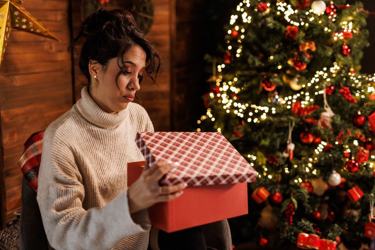 En diciembre, cuando la mayoría espera recibir obsequios nuevos y cuidadosamente elegidos, optar por artículos usados puede interpretarse como una falta de consideración.