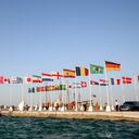 Una vista general muestra las banderas de los países clasificados para la Copa del Mundo de 2022 en la capital de Qatar, Doha, durante una ceremonia de izamiento de la bandera de los últimos países restantes en clasificar, el 16 de junio de 2022. (Foto de Mustafa ABUMUNES / AFP)