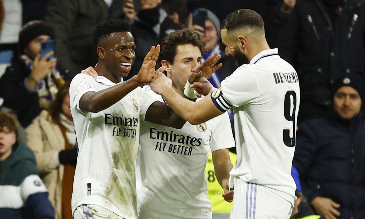 Soccer Football - Copa del Rey - Quarter Final - Real Madrid v Atletico Madrid - Santiago Bernabeu, Madrid, Spain - January 26, 2023 Real Madrid's Vinicius Junior celebrates scoring their third goal with Karim Benzema and a teammate REUTERS/Susana Vera