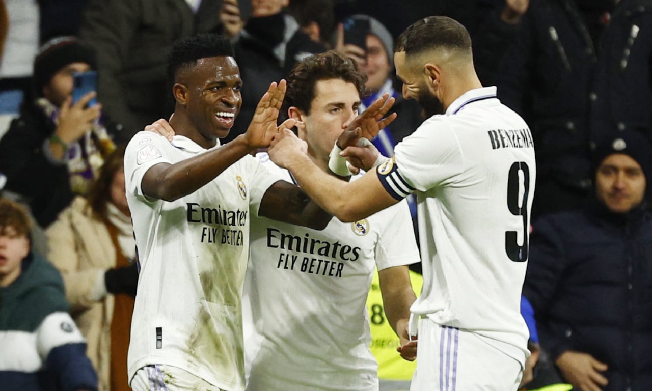 Soccer Football - Copa del Rey - Quarter Final - Real Madrid v Atletico Madrid - Santiago Bernabeu, Madrid, Spain - January 26, 2023 Real Madrid's Vinicius Junior celebrates scoring their third goal with Karim Benzema and a teammate REUTERS/Susana Vera