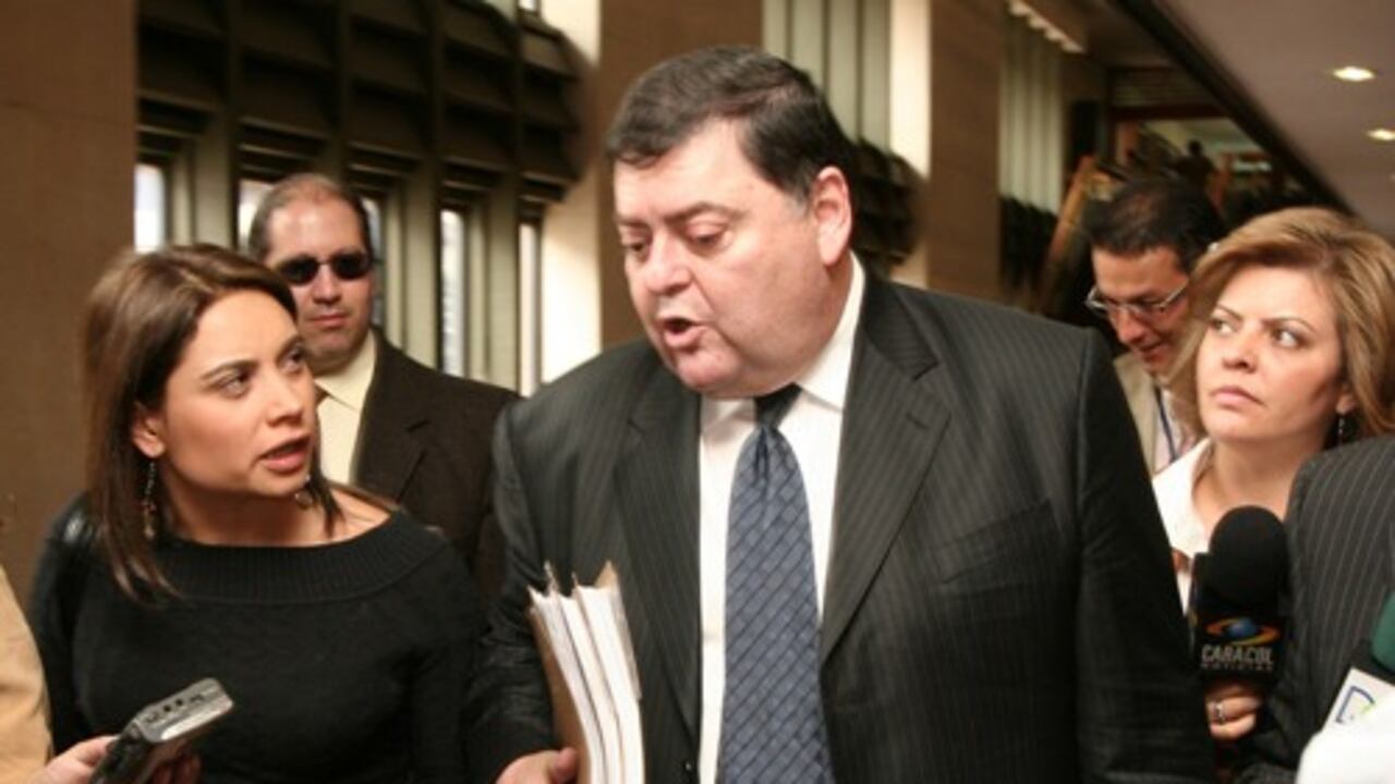 Octubre, 2006 - Se destapa el escándalo de los vínculos entre políticos y paramilitares. El senador Álvaro García fue uno de los primeros investigados y detenidos.