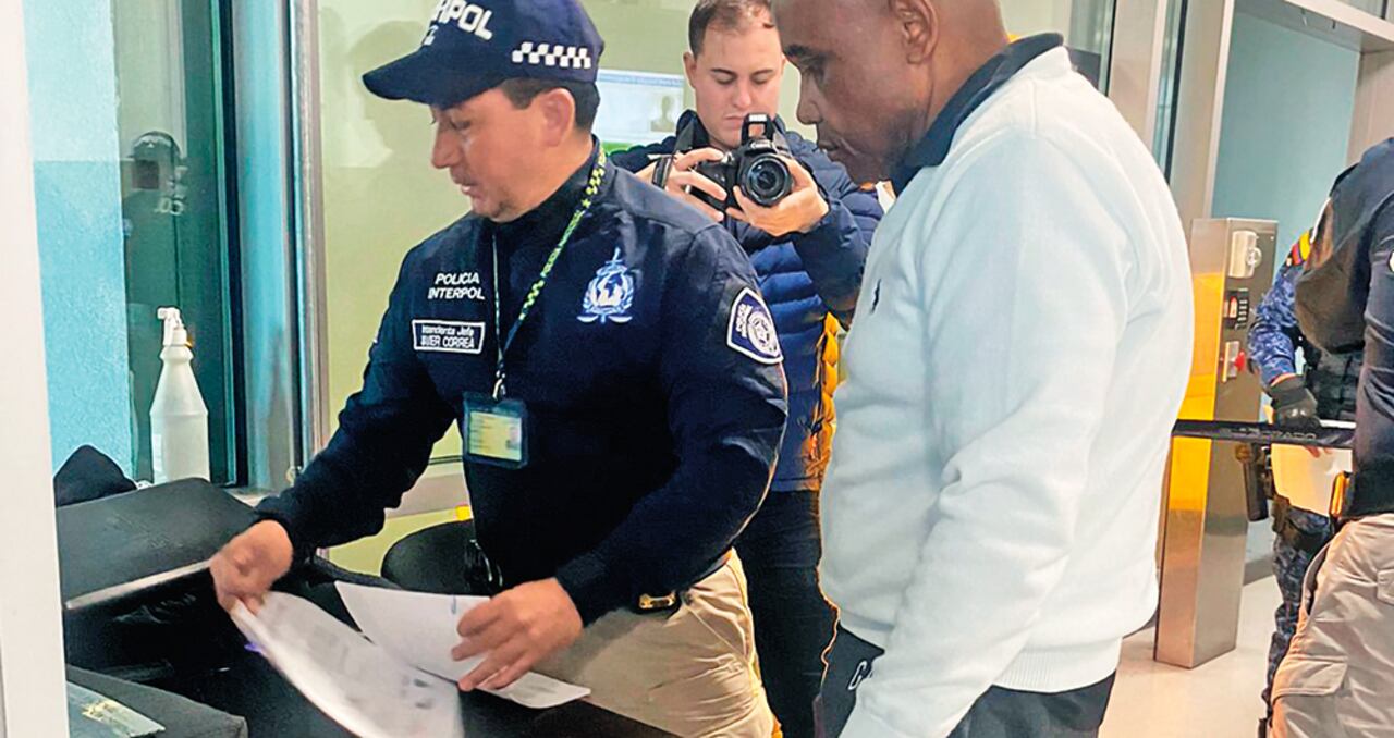 Omar Ambuila habría utilizado su cargo en la Dian para permitir la salida de drogas desde Colombia.