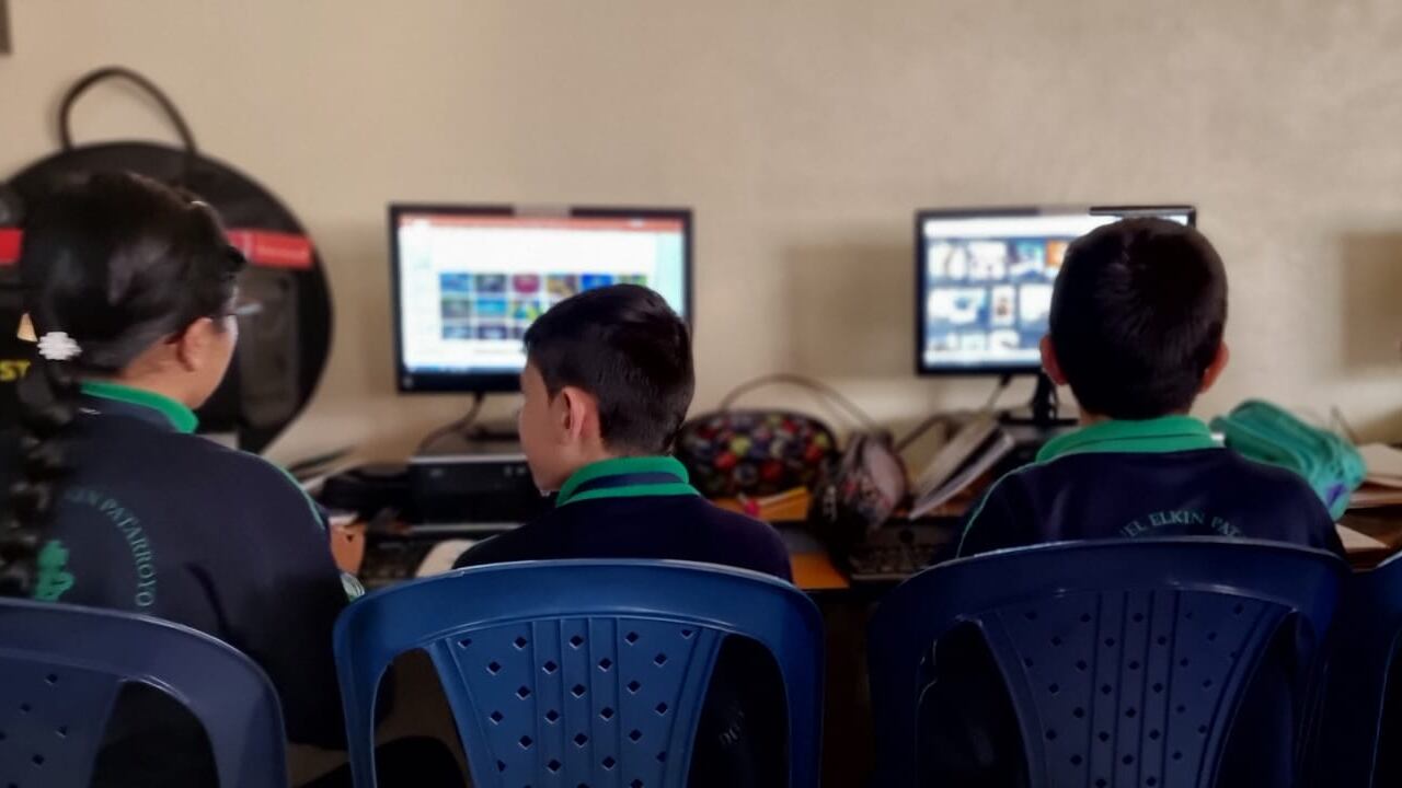 Escuelas Conectadas Claro por Colombia es una iniciativa que entrega internet gratuito a instituciones educativas en zonas vulnerables.
