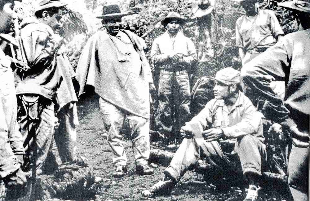Campesinos y guerrilleros rodean a Manuel Marulanda Vélez e Isauro Yosa, dos jefes guerrilleros y fundadores de las Farc. 