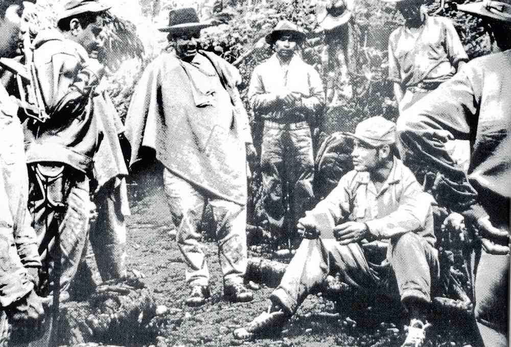 Campesinos y guerrilleros rodean a Manuel Marulanda Vélez e Isauro Yosa, dos jefes guerrilleros y fundadores de las Farc. 