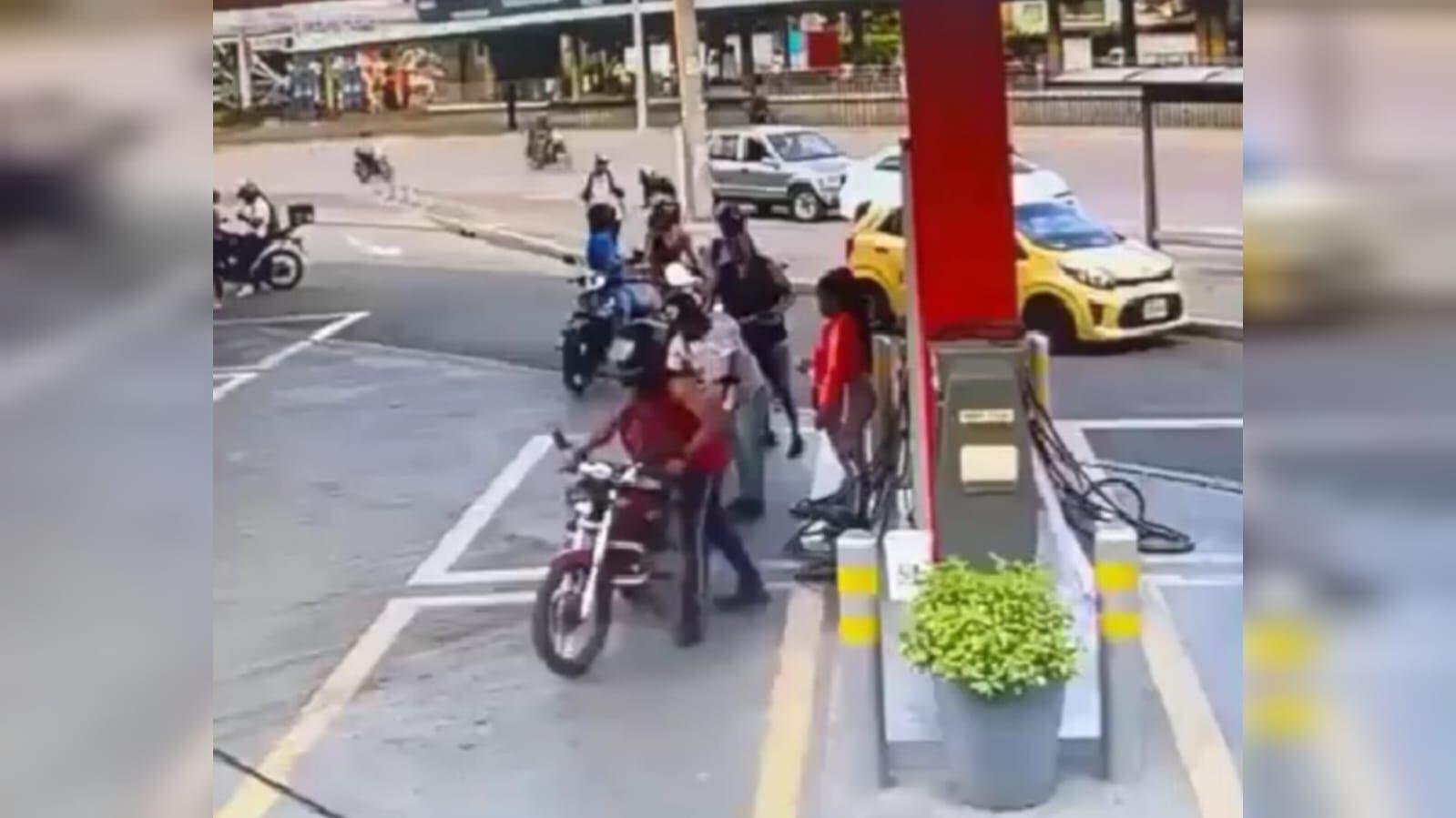 En gavilla le robaron la motocicleta a una mujer en estación de gasolina en Cali