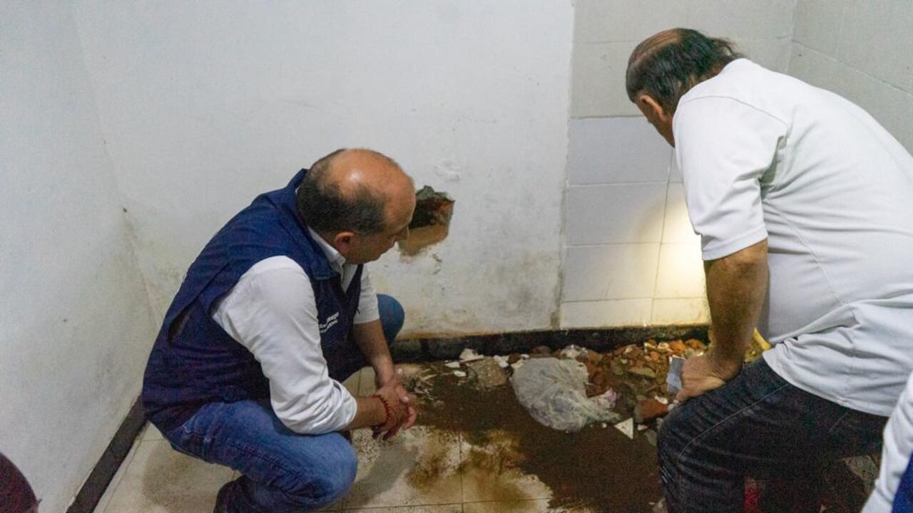 Defensoría visitó el barrio Millán Rubio ante las afectaciones por filtraciones de agua.