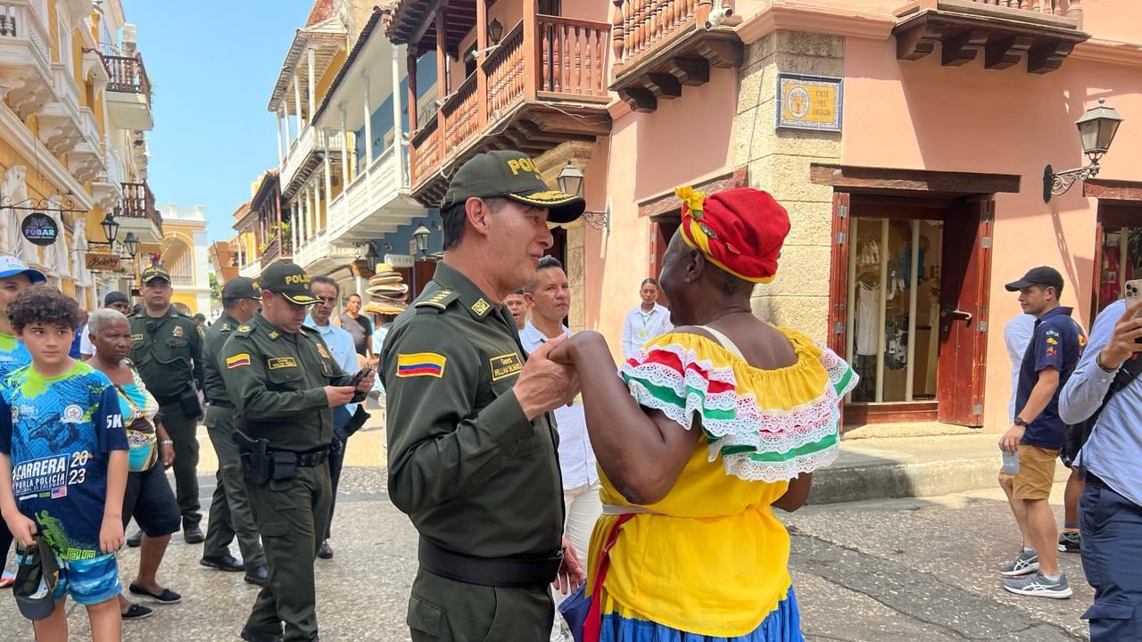 El general William Salamanca despachó desde Cartagena y escucho a la comunidad durante un recorrido por el centro histórico de la ciudad.