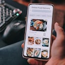 Cientos de usuarios de smartphones suelen pedir comida a través de apps de domicilios.