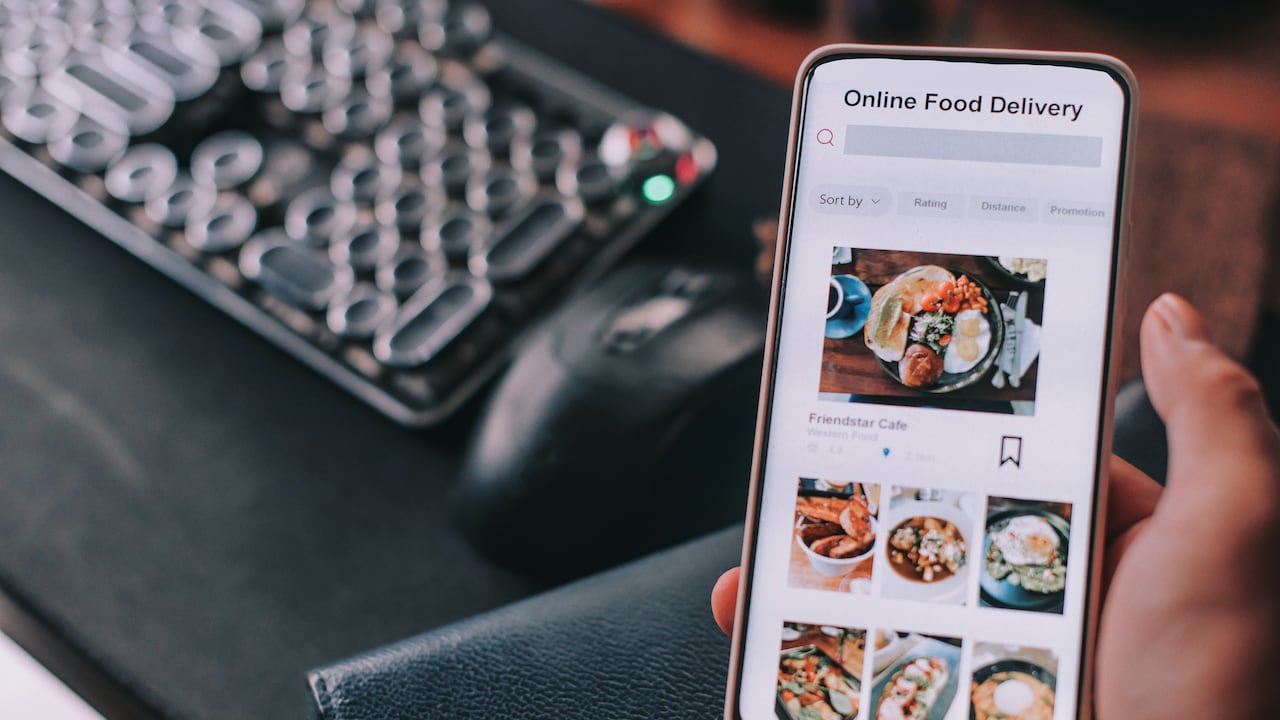 Cientos de usuarios de smartphones suelen pedir comida a través de apps de domicilios.