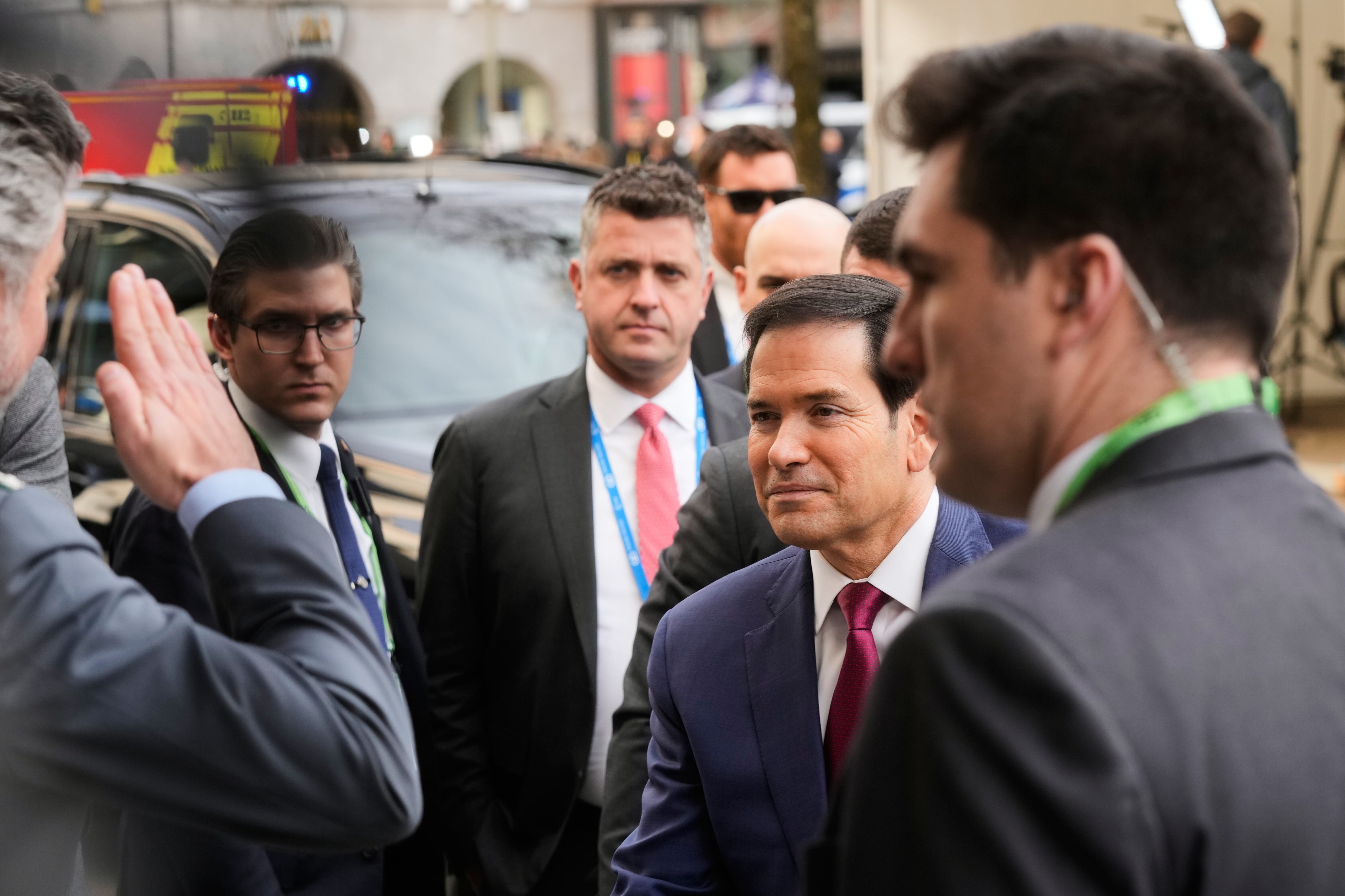 El secretario de Estado de los Estados Unidos, Marco Rubio, en el centro, llega a la Conferencia de Seguridad de Múnich, Alemania.
