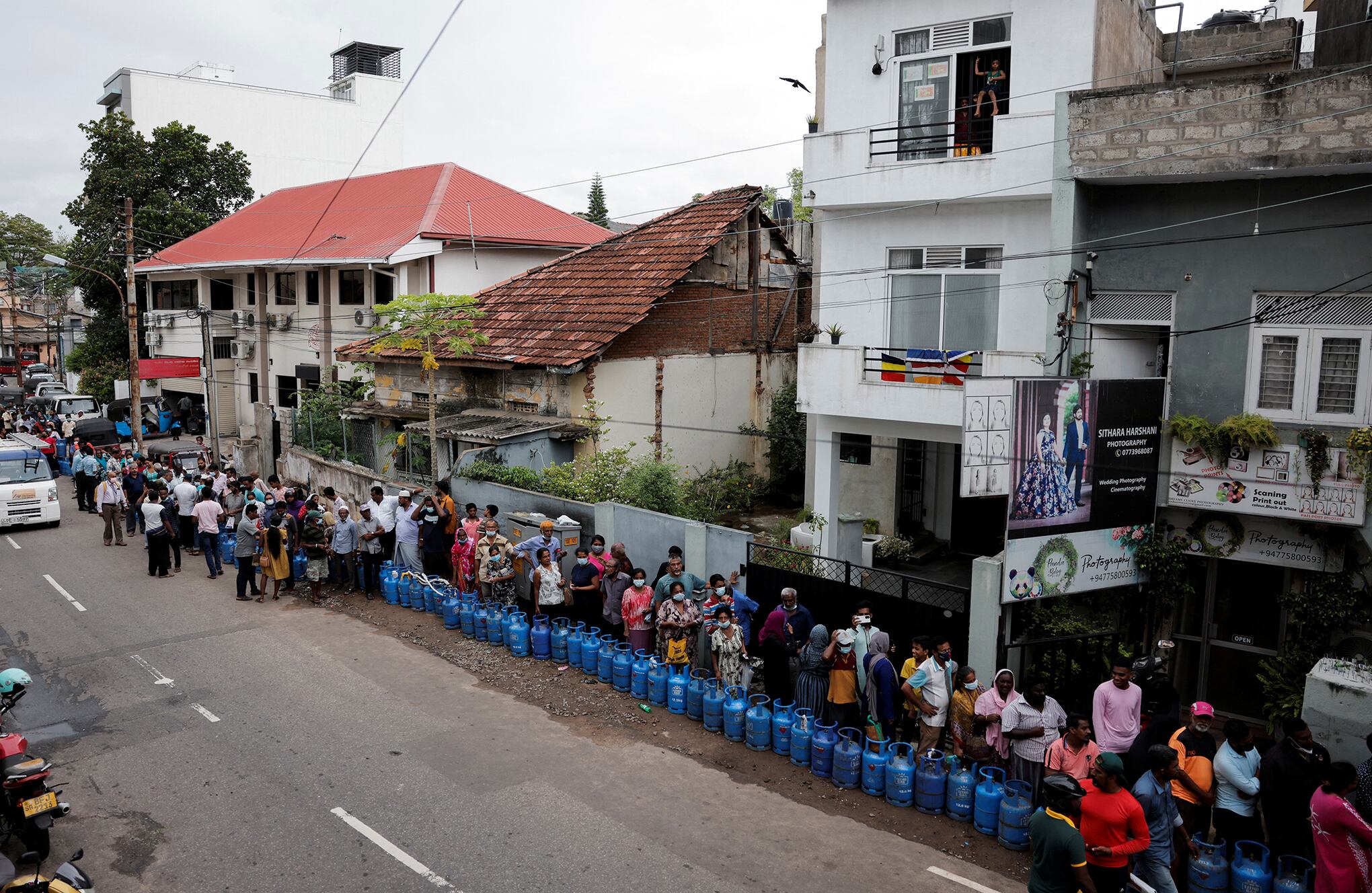 En imágenes : Largas colas por la crisis de la plaga de combustible en Sri Lanka