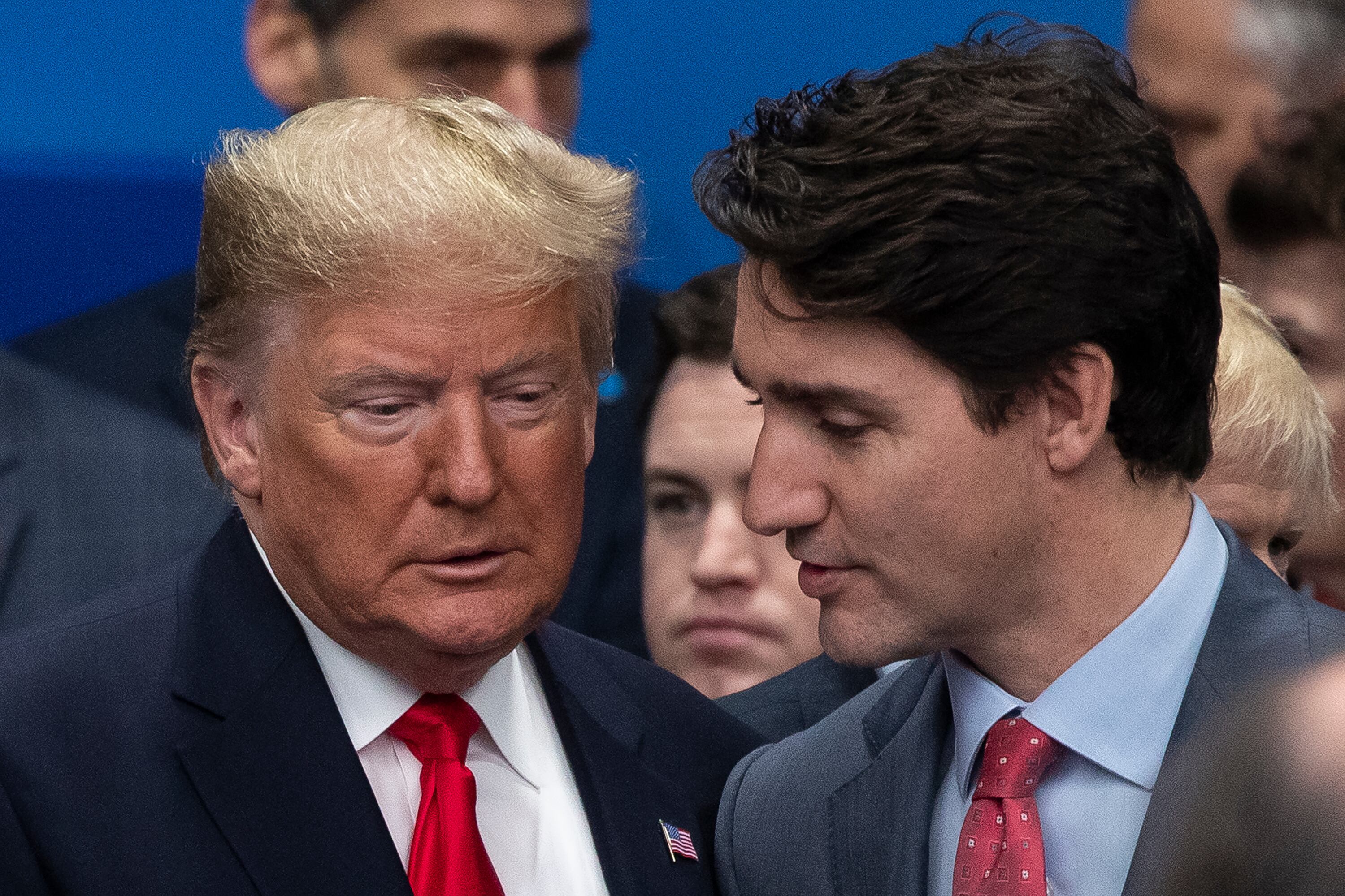 El presidente estadounidense Donald Trump (izq.) y el primer ministro canadiense Justin Trudeau (der.) asisten a la cumbre de la OTAN en el Grove Hotel el 4 de diciembre de 2019 en Watford, Inglaterra.
