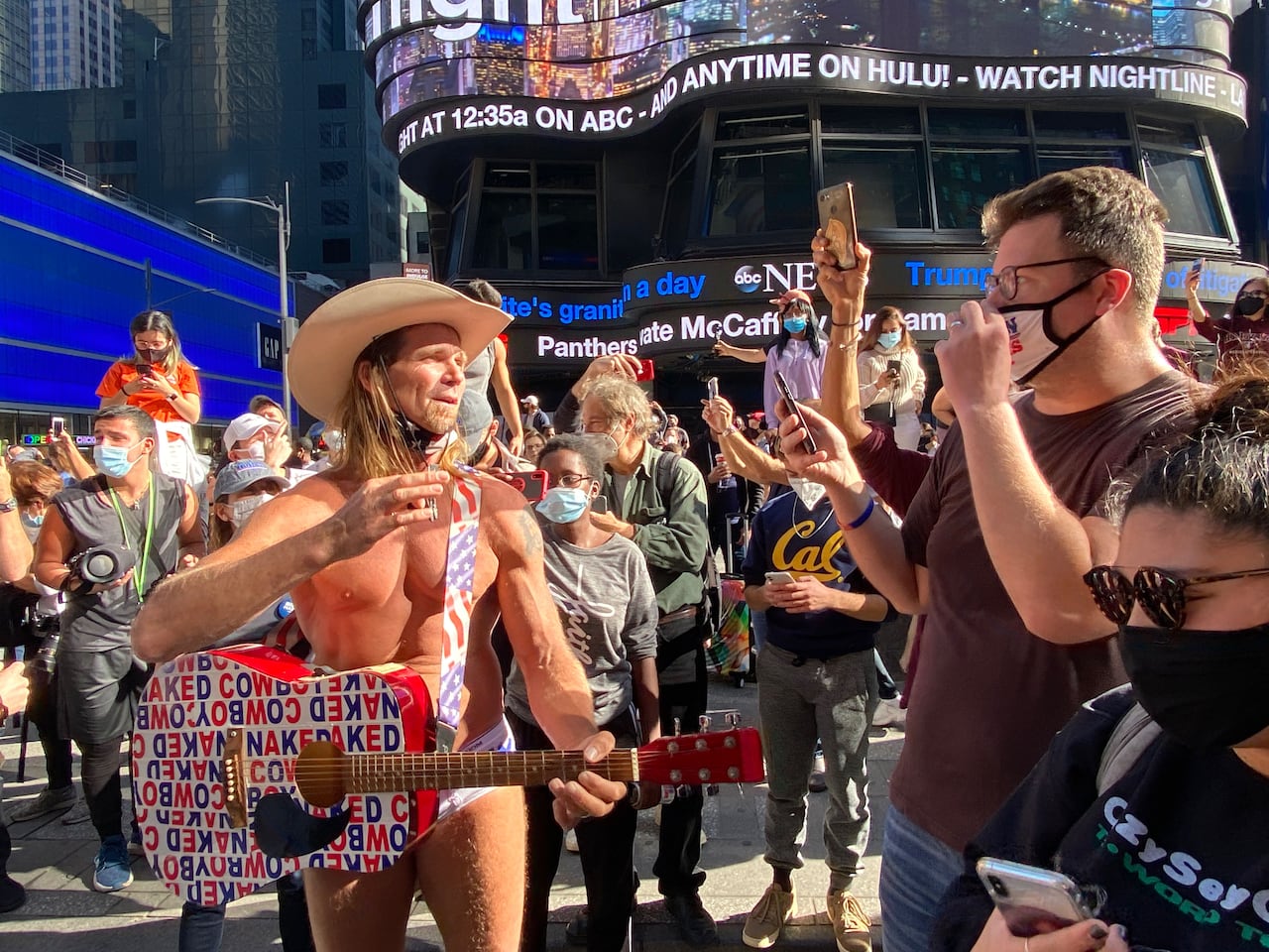 La gente celebra después de que el demócrata Joe Biden derrotara al presidente Donald Trump para convertirse en el 46 ° presidente de Estados Unidos, el sábado 7 de noviembre de 2020 en Filadelfia. (Foto AP / Rebecca Blackwell)