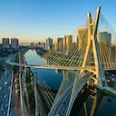 Puente colgante. Puente atirantado en el mundo. Ciudad de Sao Paulo, Brasil, América del Sur.