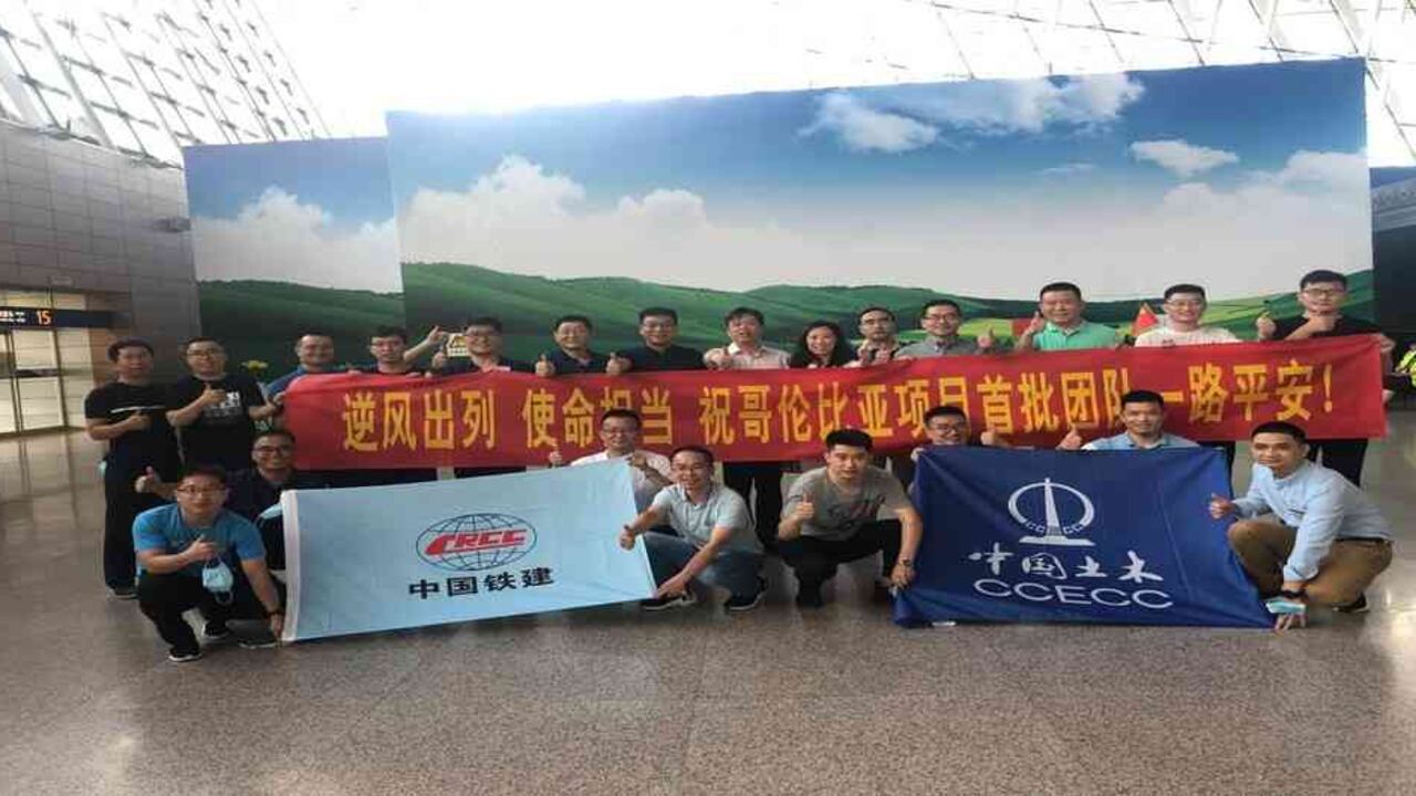 El grupo de profesionales chinos que llega para trabajar en el proyecto.