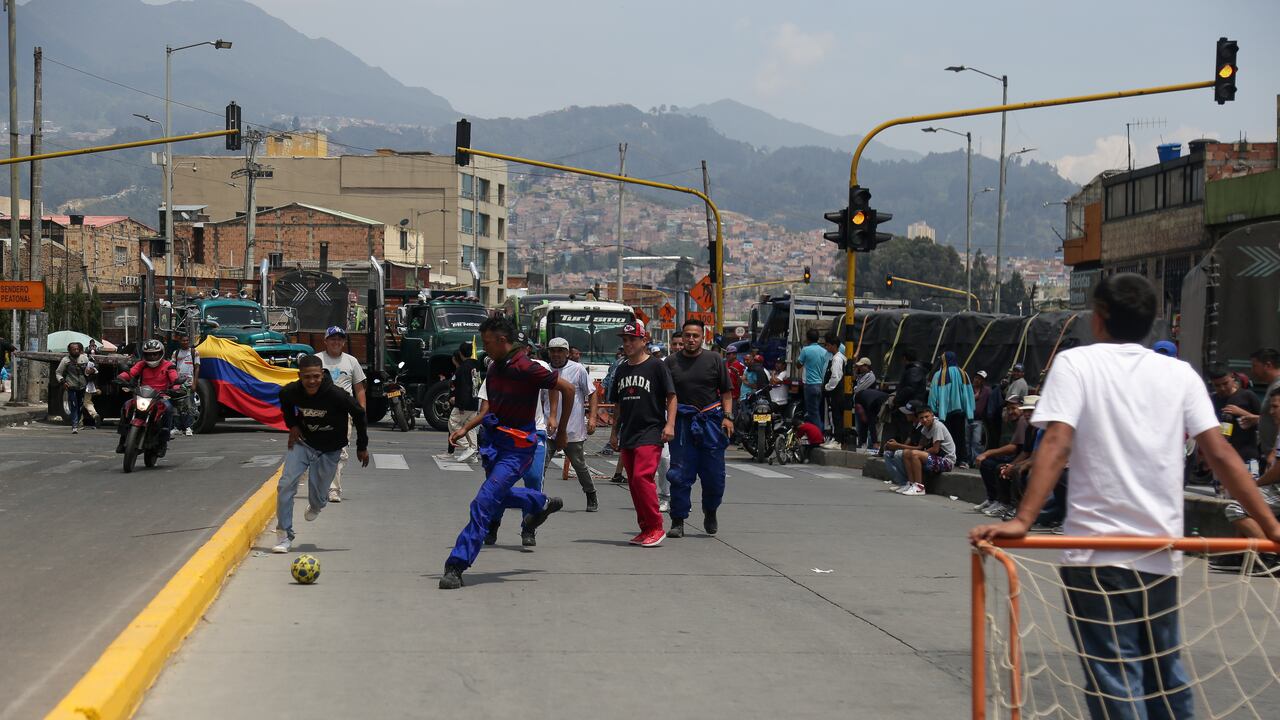 Bogotá. Septiembre 3 de 2024. Camioneros realizan bloqueos al sur de la ciudad sobre en la estación molinos en modo de protesta por la reciente respuesta del Ministerio de Transporte y el alza del ACPM. (Colprensa - Catalina Olaya)