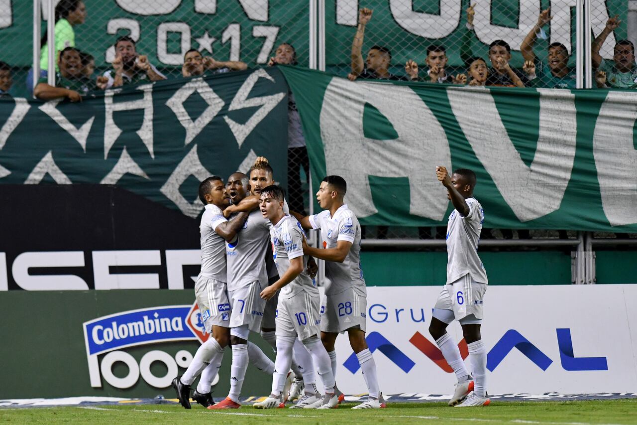 Diego Herazo de Millonarios celebra después de anotar el primer gol de su equipo durante el partido entre Deportivo Cali y Millonarios F.C