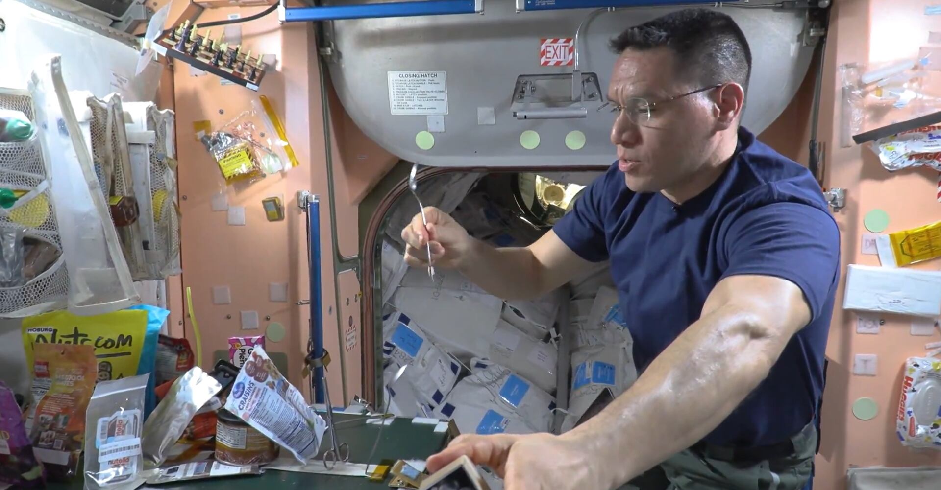 Los viajeros utilizan cinta para lograr que los alimentos se queden en la mesa.