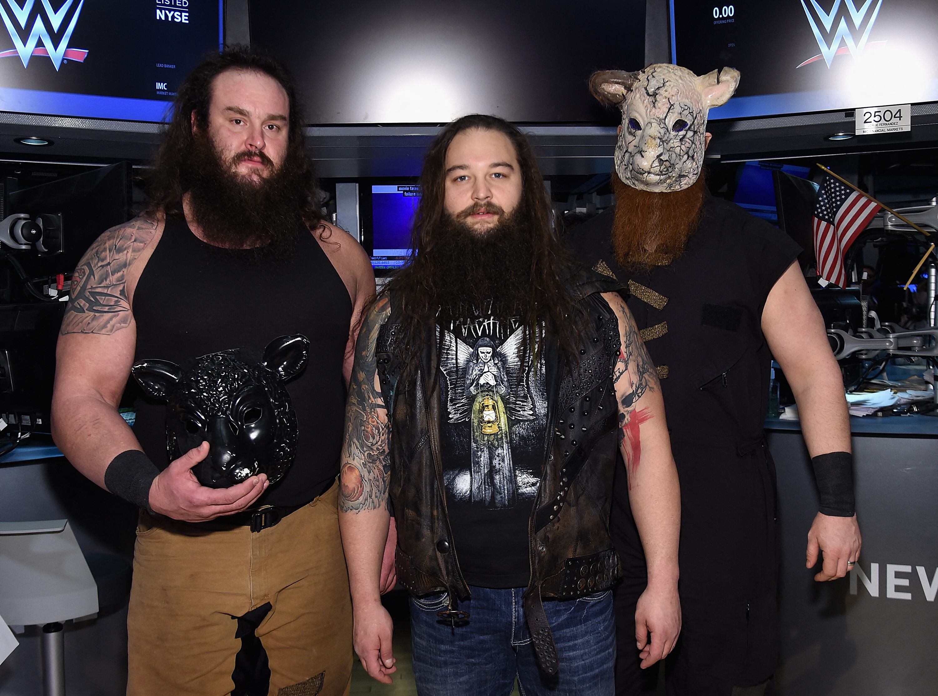 El luchador Bray Wyatt (centro), falleció este jueves 24 de agostos del 2023 a los 36 años.