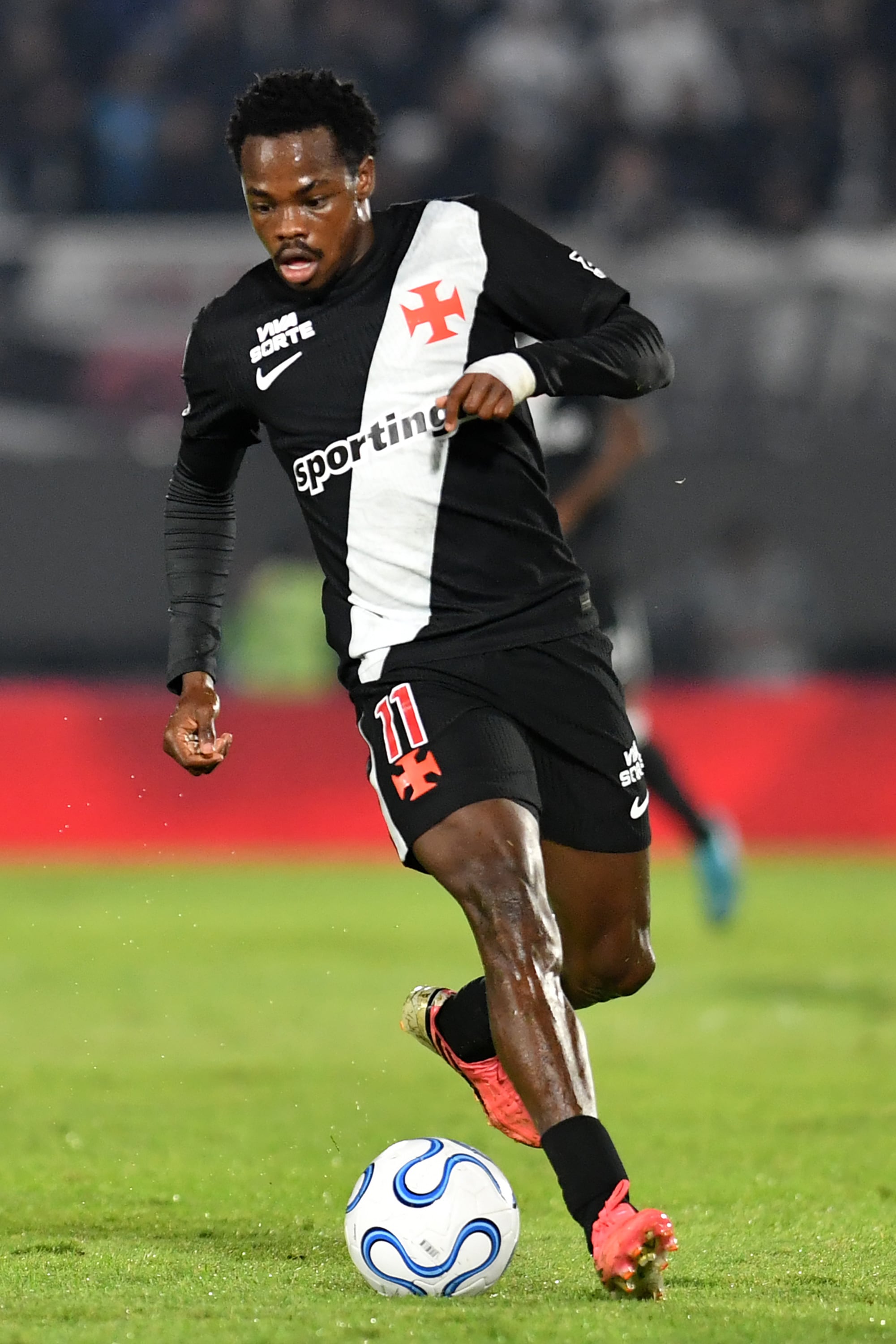 ASUNCION, PARAGUAY - AUGUST 20: Carlos Gomez of Vasco da Gama dominates the ball during the match the CONMEBOL Sudamericana 2026 Round of 16 Second Leg match between Olimpia and Vasco da Gama at Estadio Defensores del Chaco on August 20, 2026 in Asuncion, Paraguay. (Photo by Christian Alvarenga/Getty Images)