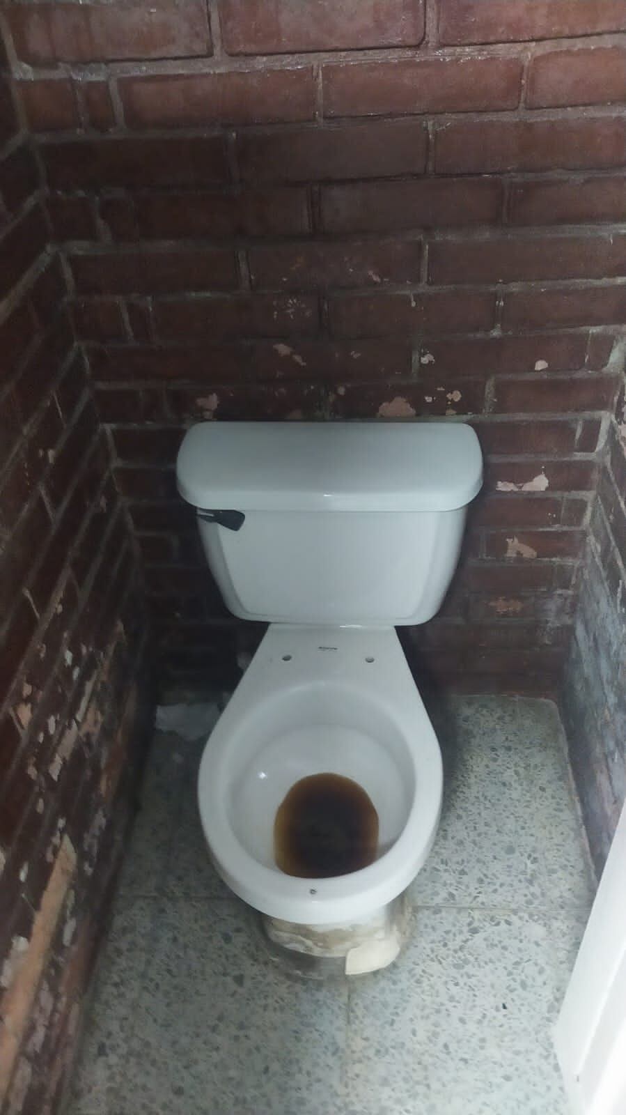 Los baños están llenos de heces y los estudiantes son obligados a limpiarlos, según denuncian los padres.