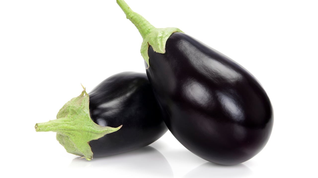 La berenjena, mientras no esté crida, traerá grandes beneficios para la salud.