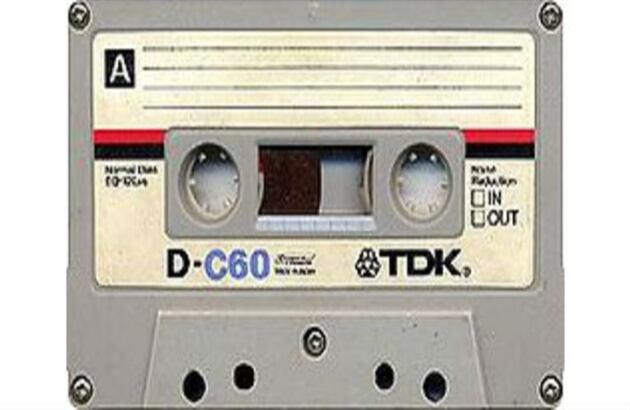 En 1963 el Cassette sale al mercado en Europa y al año siguiente llega a América, dispositivo de audio basado en la cinta magnética,  tuvo ventas exitosas por más de 30 años y venía con capacidad de 30, 45, 60, 90 y 120 minutos. 