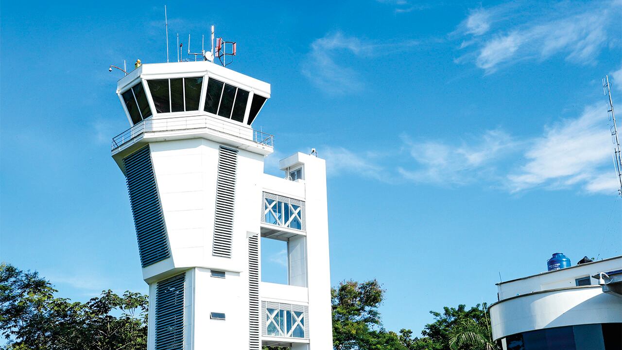 La cuestión de los controladores es apenas una de las aristas que podría afectar la seguridad aérea del país. 