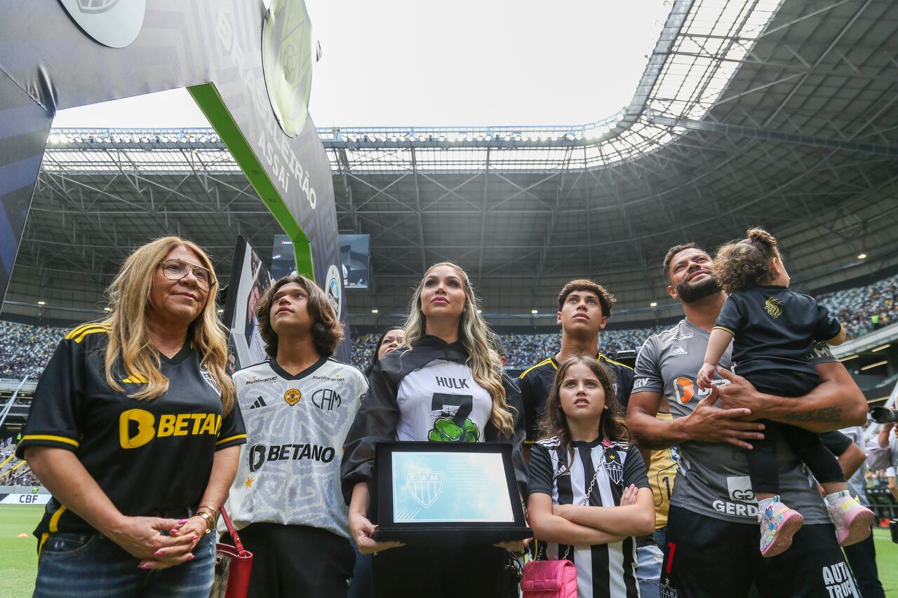 BELO HORIZONTE, BRAZIL - NOVEMBER 26: Givanildo Hulk (R) poses for photos with his family after been  awarded for his 400 goals scored during his career prior Campeonato Brasileiro Serie A match between Atletico Mineiro and Gremio at Arena MRV on November 26, 2023 in Belo Horizonte, Brazil. (Photo by Daniel Castelo Branco/Eurasia Sport Images/Getty Images)